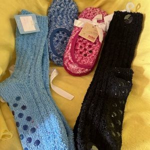 Socks with non skid bottom 2 no show & 2 mid calf bundle nwt
